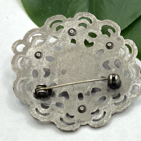 VINTAGE HOWLITE PURPLE STONE CABOCHON BROOCH WITH PURPLE RHINESTONES. - Picture 3 of 4